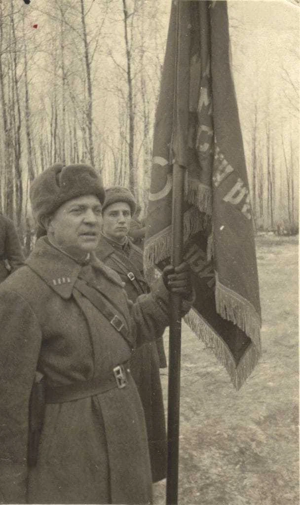 Александр Лизюков со знаменем дивизии, ноябрь 1941 года
