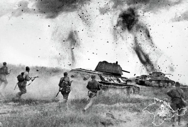 Советская пехота и танки в атаке; архивная фотография из подборки по Ельнинской операции