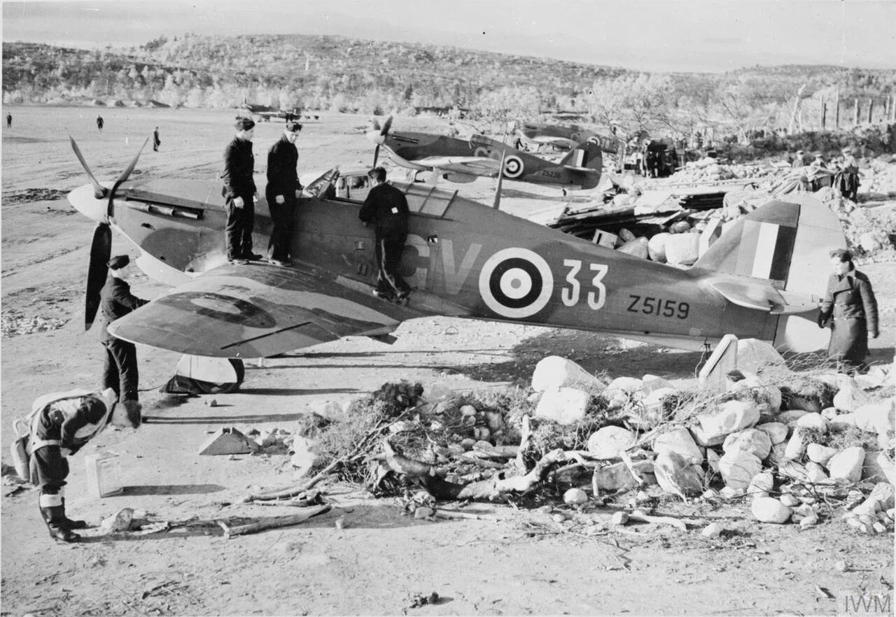Британские «Харрикейны» и персонал на Ваенге в 1941 году