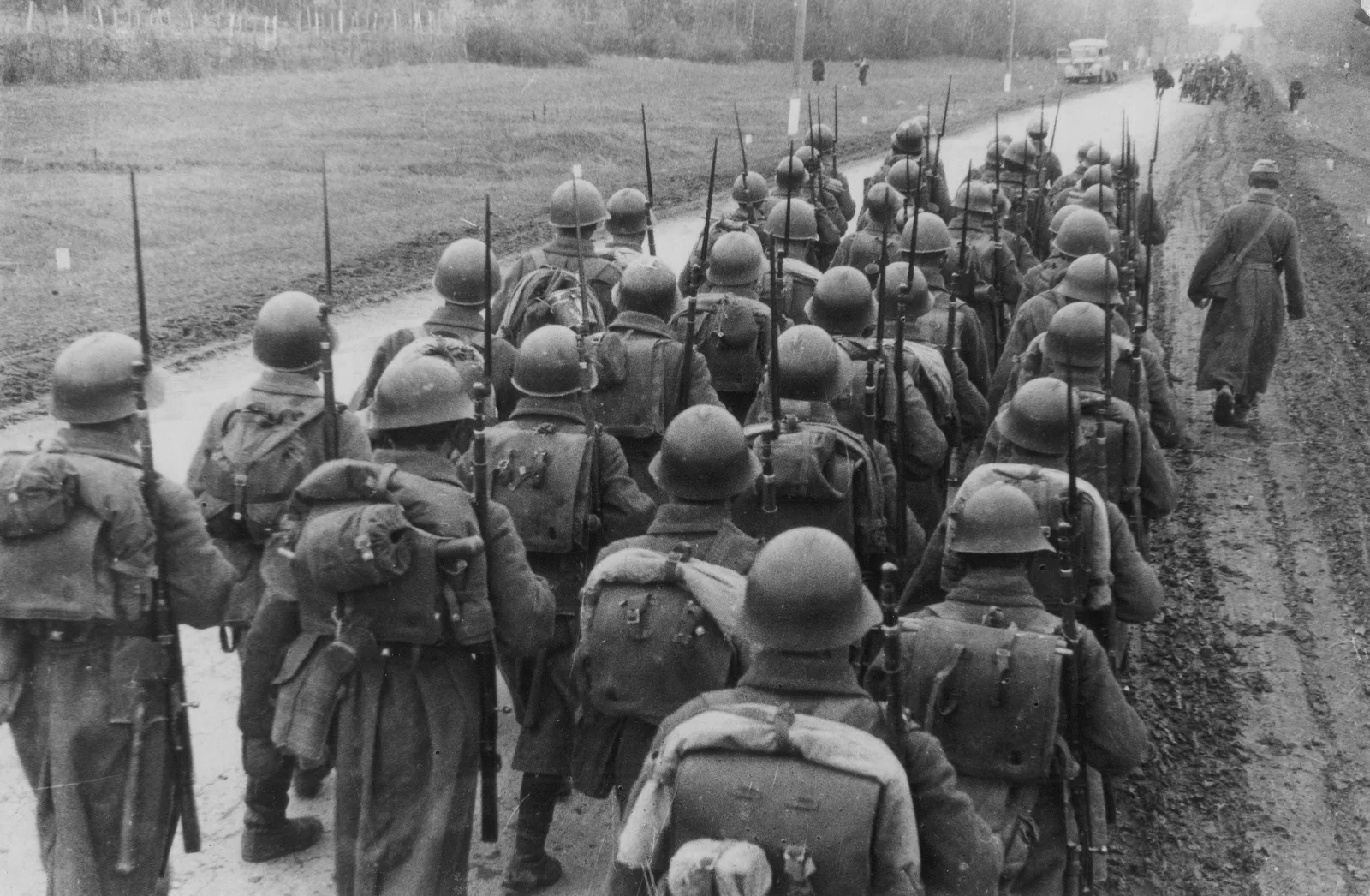 Советский стрелковый взвод на марше в 1941 году; форма и походное снаряжение