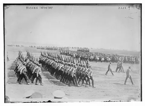 Чёрно-белая фотография колонн пехоты с винтовками; сверху надпись Russian infantry.